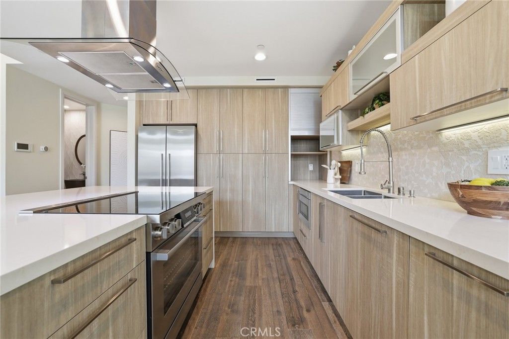 Image 12 of property listing at 1745 Spreckels Lane, Redondo Beach, CA 90278