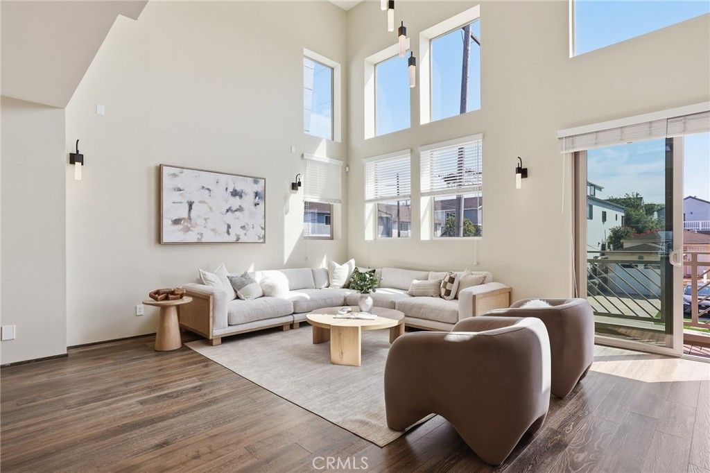 Image 2 of property listing at 1745 Spreckels Lane, Redondo Beach, CA 90278