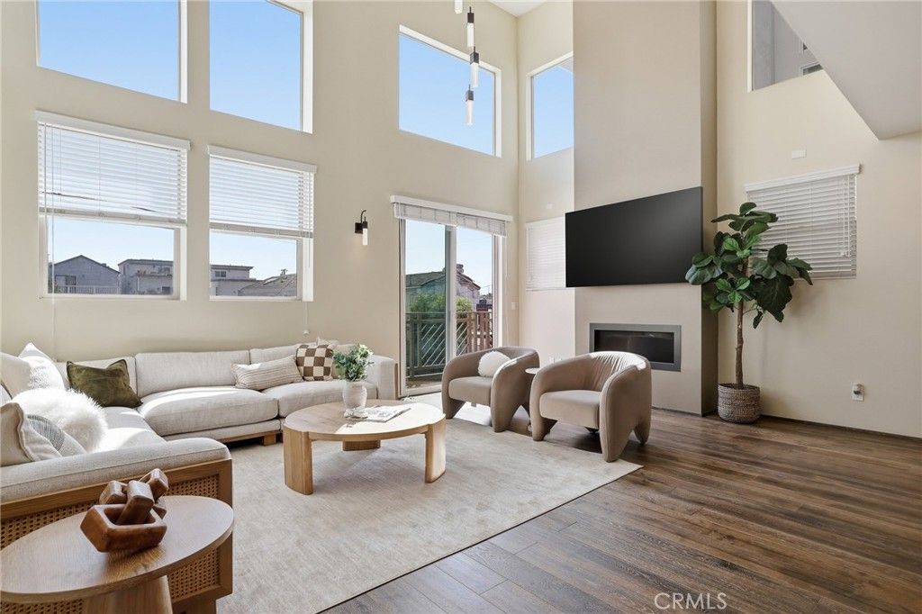 Image 5 of property listing at 1745 Spreckels Lane, Redondo Beach, CA 90278