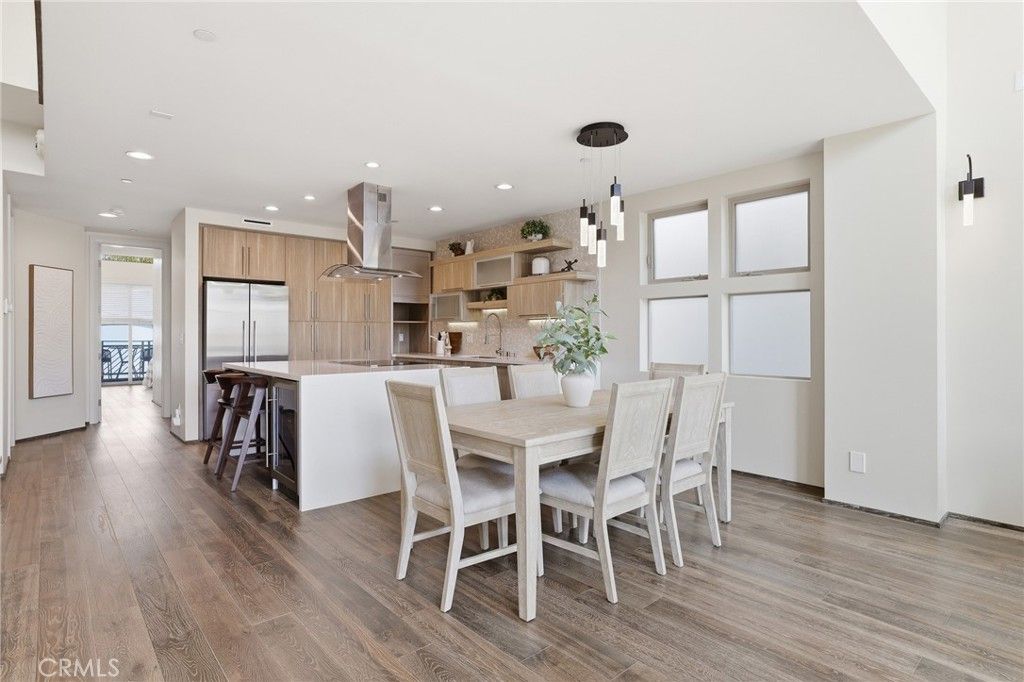 Image 7 of property listing at 1745 Spreckels Lane, Redondo Beach, CA 90278