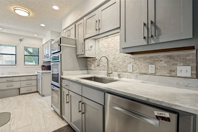 226 Oakwood Drive, Lancaster, TX 75146