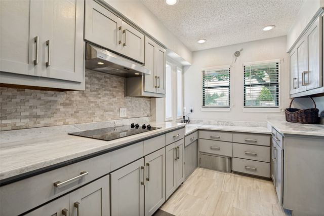 226 Oakwood Drive, Lancaster, TX 75146