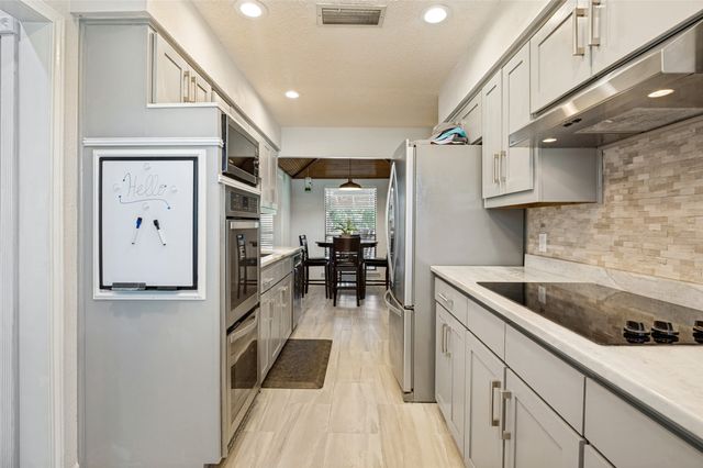 226 Oakwood Drive, Lancaster, TX 75146