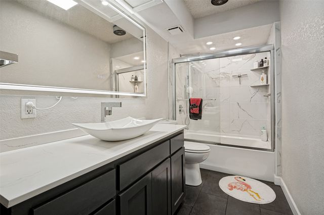 226 Oakwood Drive, Lancaster, TX 75146