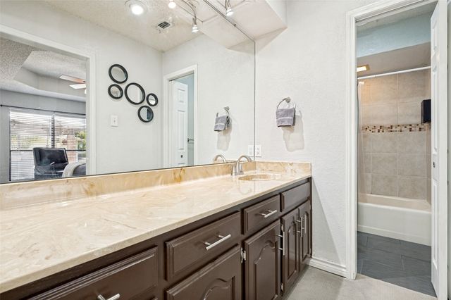 226 Oakwood Drive, Lancaster, TX 75146