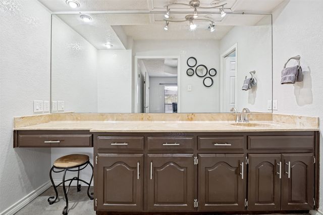 226 Oakwood Drive, Lancaster, TX 75146