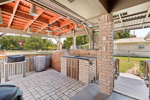 226 Oakwood Drive, Lancaster, TX 75146