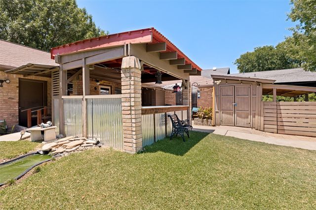 226 Oakwood Drive, Lancaster, TX 75146