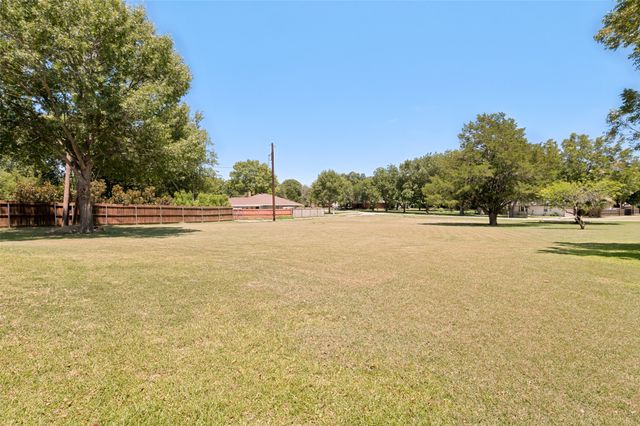 226 Oakwood Drive, Lancaster, TX 75146