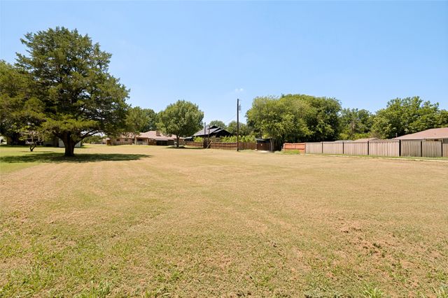 226 Oakwood Drive, Lancaster, TX 75146
