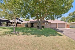 226 Oakwood Drive, Lancaster, TX 75146