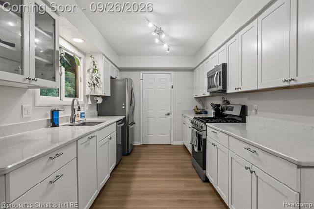 225 S Williams Lake Road, Waterford, MI 48327