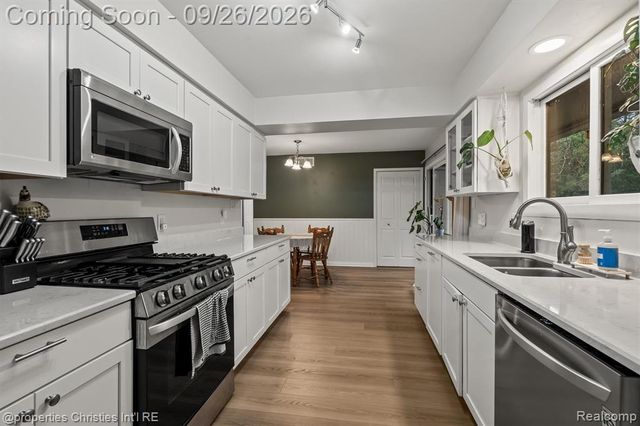 225 S Williams Lake Road, Waterford, MI 48327