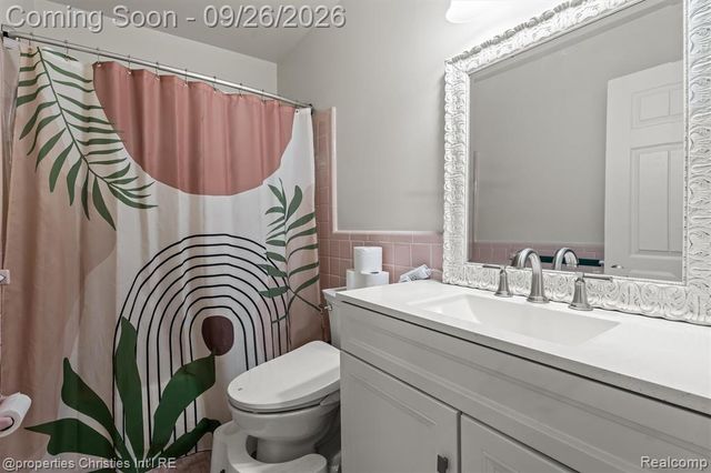 225 S Williams Lake Road, Waterford, MI 48327