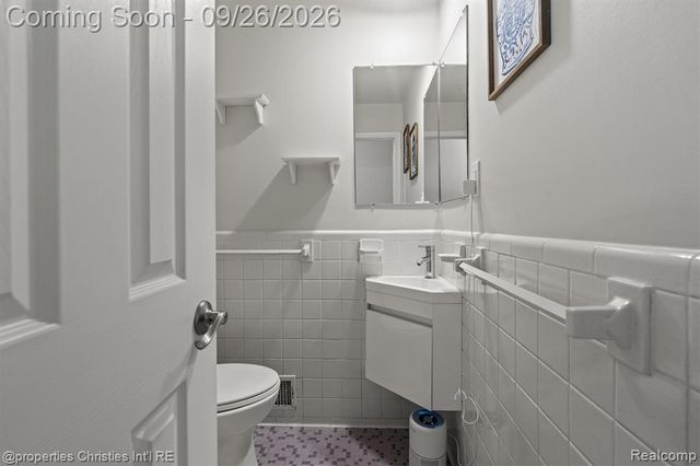 225 S Williams Lake Road, Waterford, MI 48327