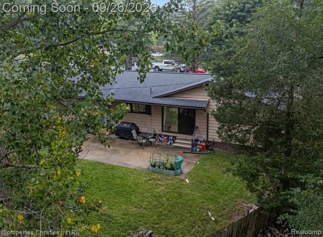 225 S Williams Lake Road, Waterford, MI 48327