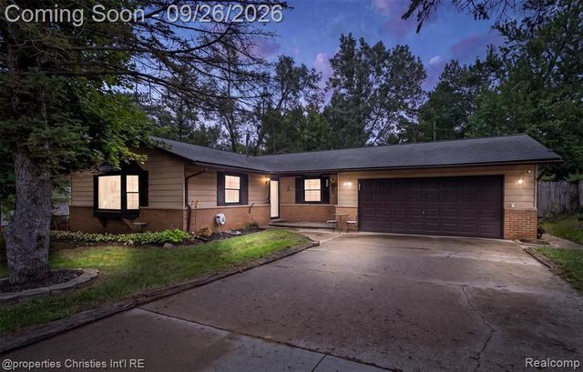 225 S Williams Lake Road, Waterford, MI 48327