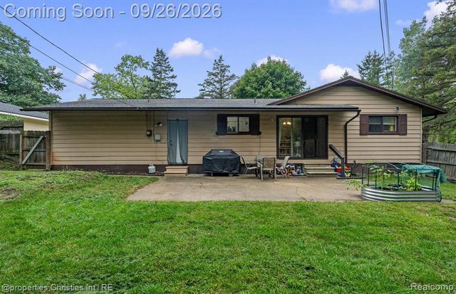 225 S Williams Lake Road, Waterford, MI 48327