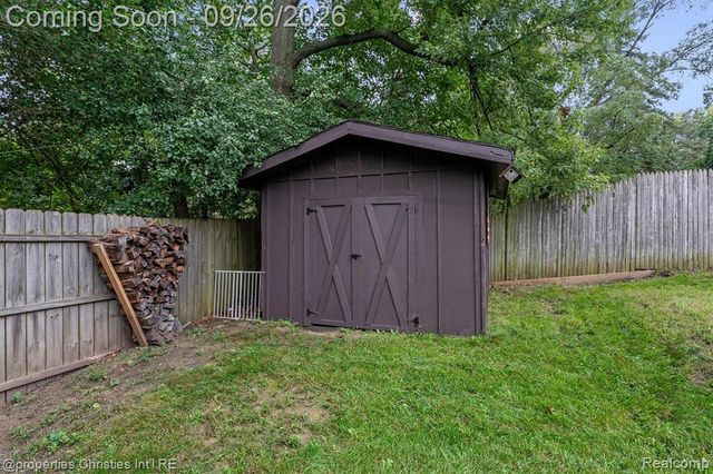 225 S Williams Lake Road, Waterford, MI 48327