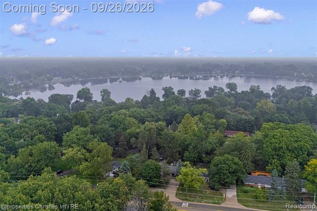 225 S Williams Lake Road, Waterford, MI 48327