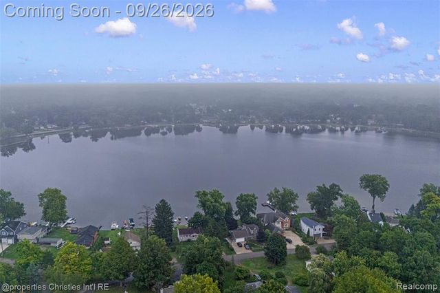 225 S Williams Lake Road, Waterford, MI 48327