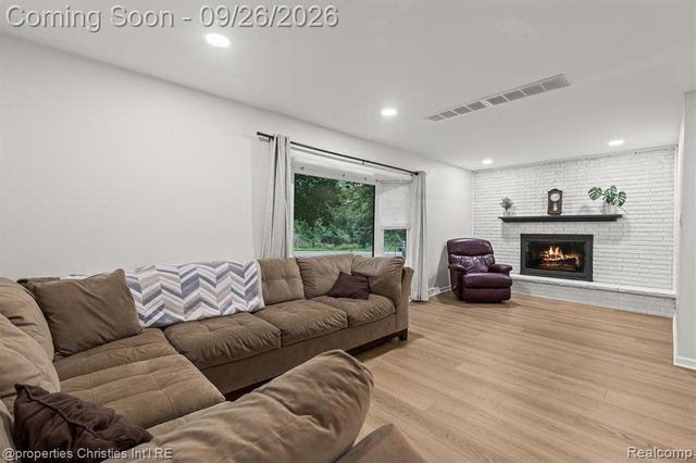 225 S Williams Lake Road, Waterford, MI 48327