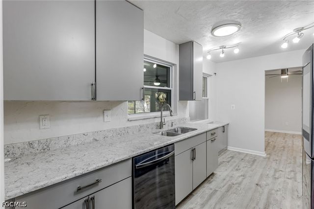 4240 SE 3rd AVE, Cape Coral, FL 33904