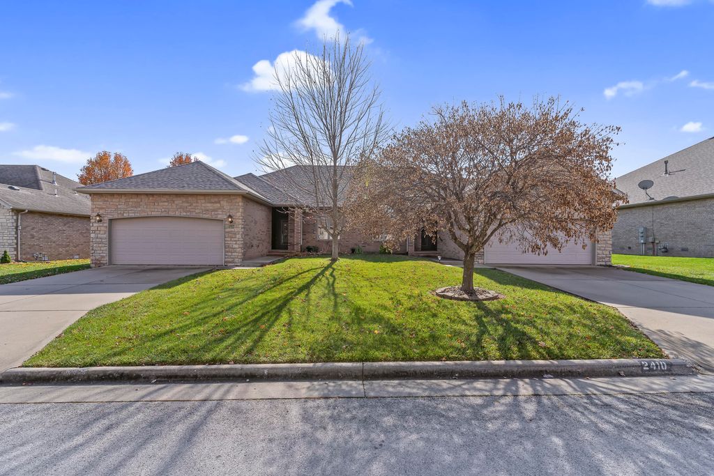 2408 W Deerbrooke Trail, Ozark, MO 65721