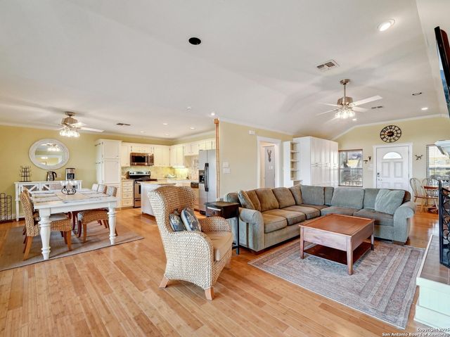 2106 Lakeshore, Canyon Lake, TX 78133