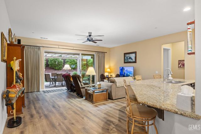 6211 Shelburne Drive, Bakersfield, CA 93306