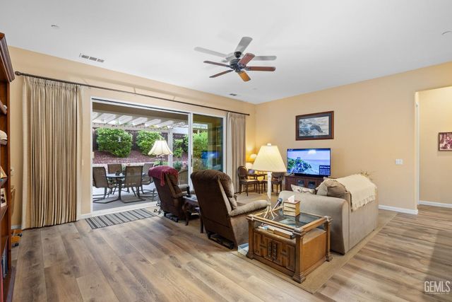 6211 Shelburne Drive, Bakersfield, CA 93306