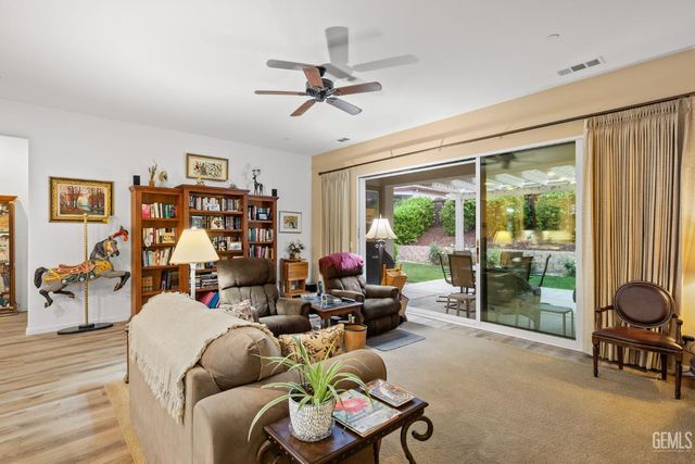 6211 Shelburne Drive, Bakersfield, CA 93306