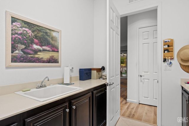 6211 Shelburne Drive, Bakersfield, CA 93306