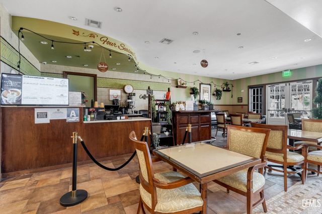 6211 Shelburne Drive, Bakersfield, CA 93306