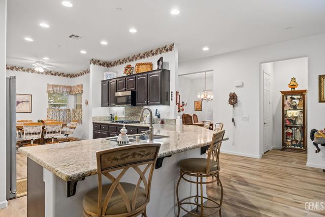 6211 Shelburne Drive, Bakersfield, CA 93306