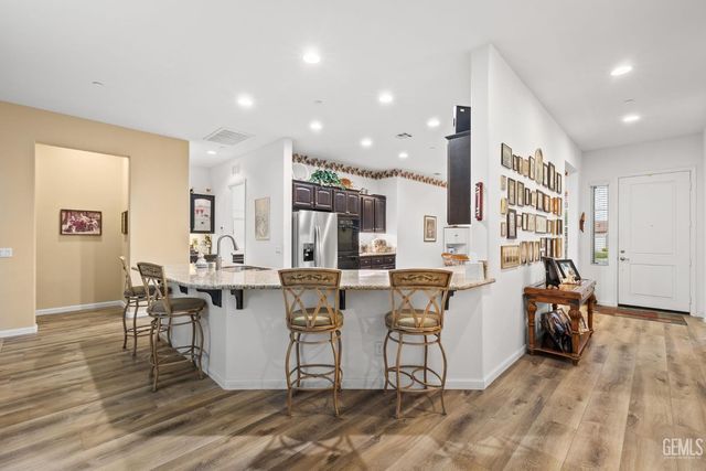 6211 Shelburne Drive, Bakersfield, CA 93306