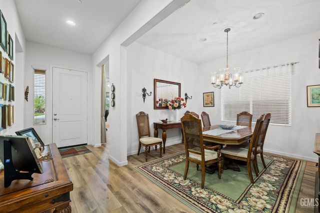 6211 Shelburne Drive, Bakersfield, CA 93306