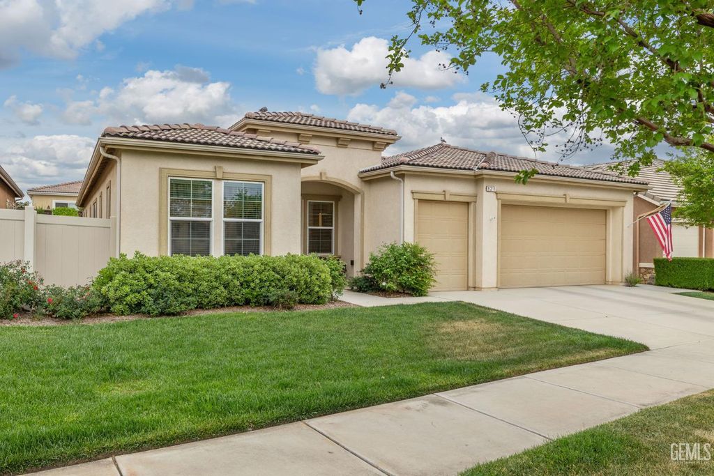 6211 Shelburne Drive, Bakersfield, CA 93306