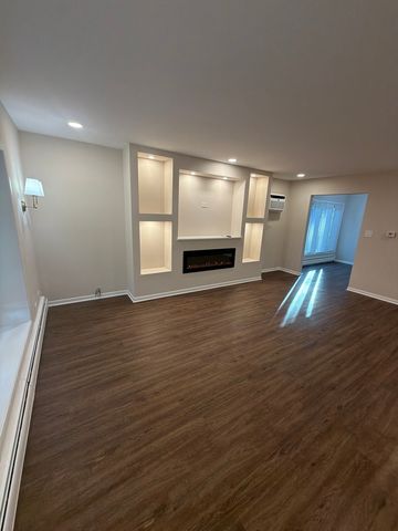 516 S La Grange Road 1, La Grange, IL 60525
