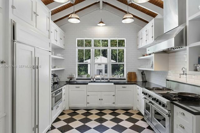 6845 SW 98th St, Pinecrest, FL 33156