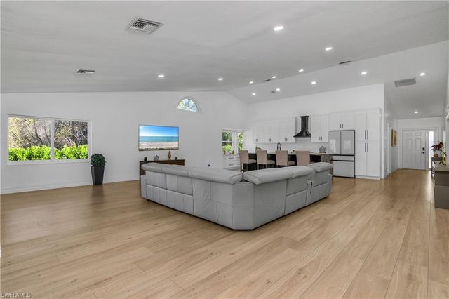 401 Countryside DR, Naples, FL 34104