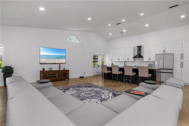 401 Countryside DR, Naples, FL 34104
