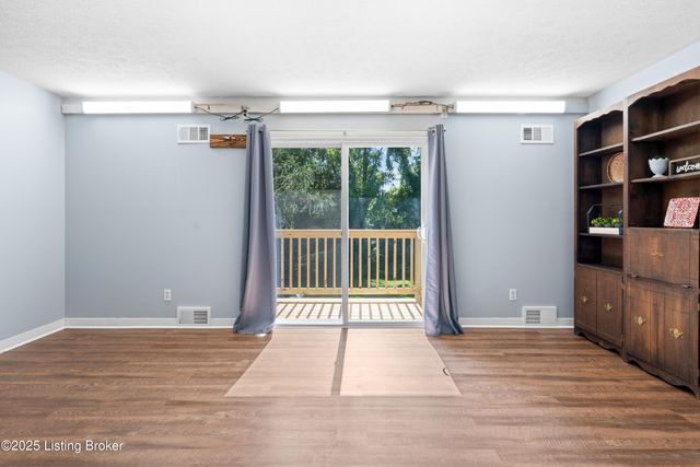 5901 S Watterson Trail, Louisville, KY 40291