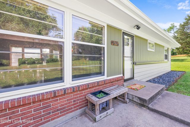 5901 S Watterson Trail, Louisville, KY 40291