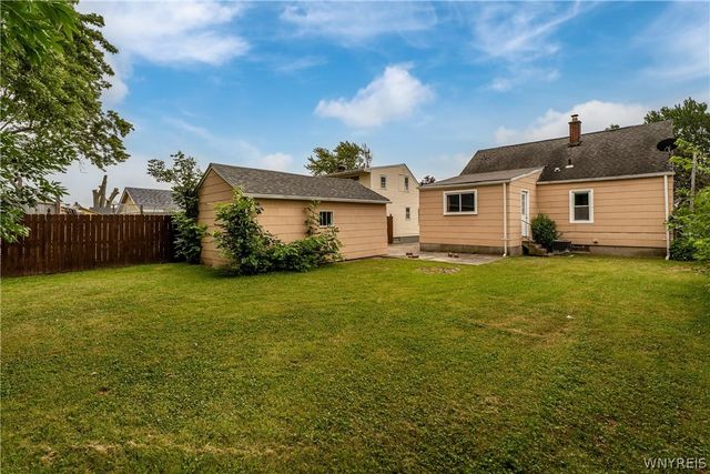 124 Park Edge Dr, Cheektowaga, NY 14225