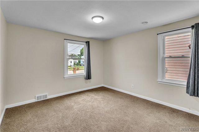 124 Park Edge Dr, Cheektowaga, NY 14225