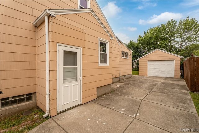 124 Park Edge Dr, Cheektowaga, NY 14225