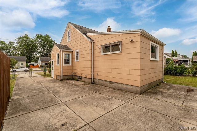 124 Park Edge Dr, Cheektowaga, NY 14225