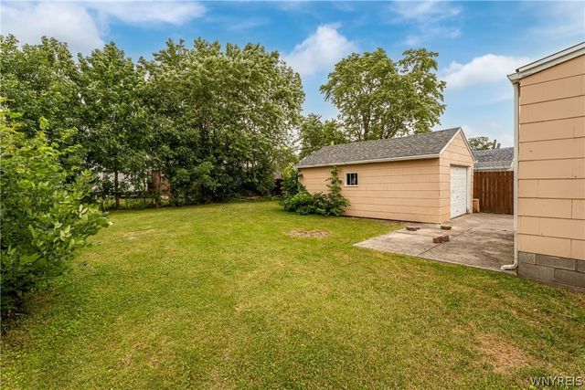 124 Park Edge Dr, Cheektowaga, NY 14225