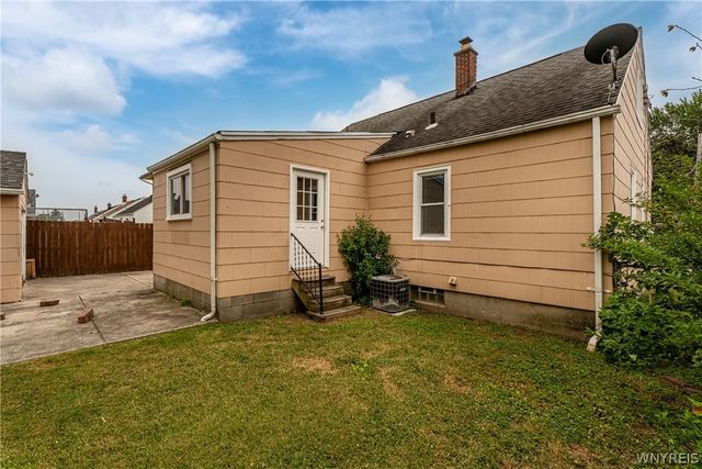 124 Park Edge Dr, Cheektowaga, NY 14225